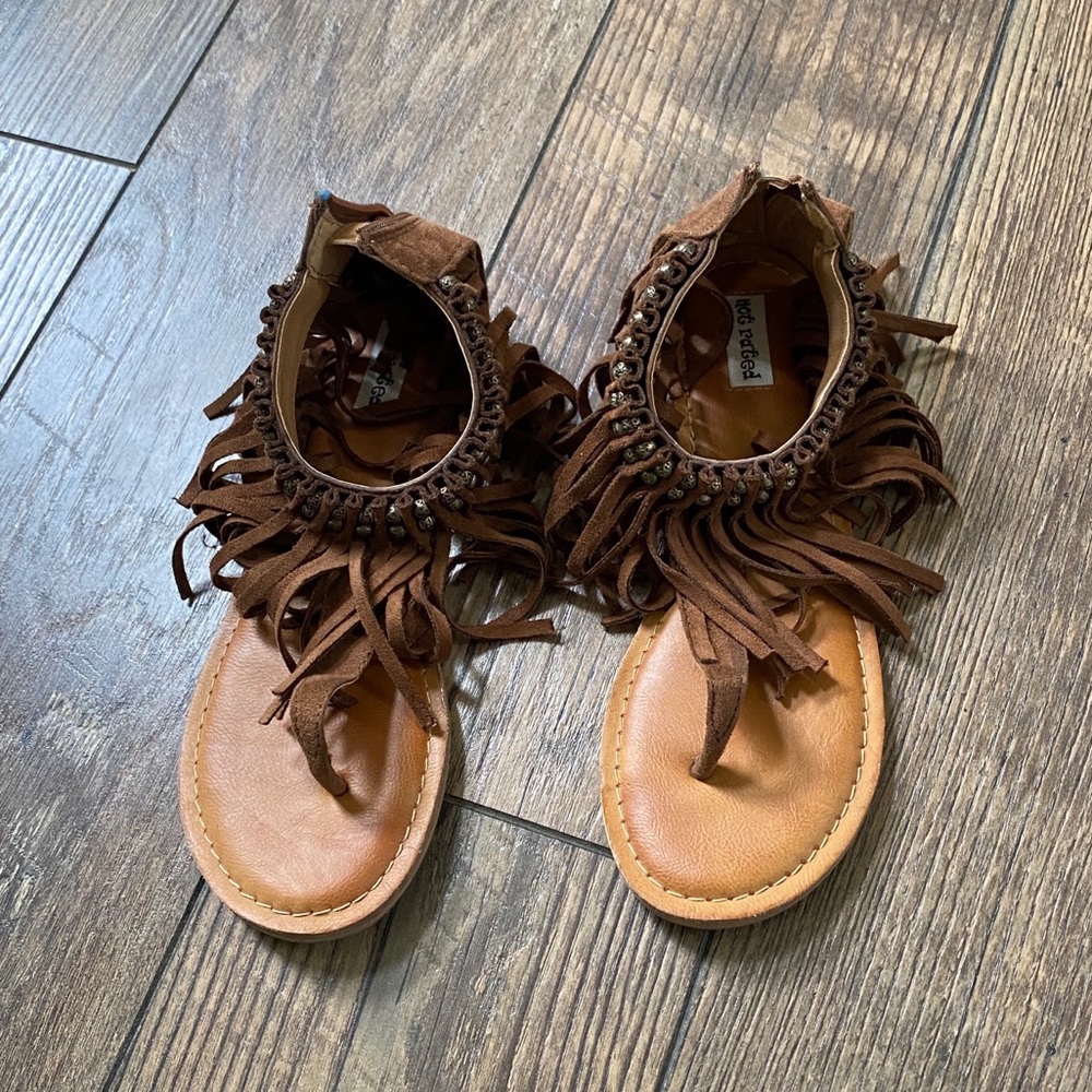 Note Rated Fringe Sandals